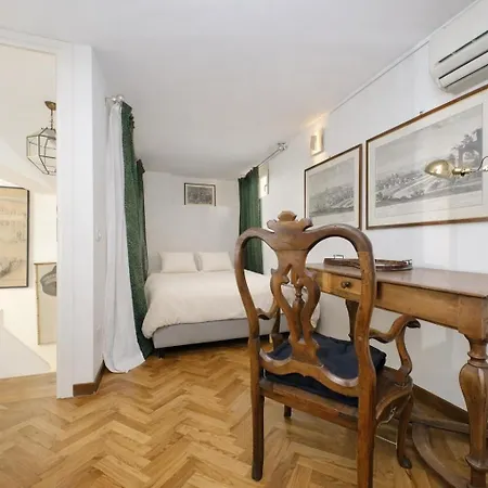 Apartment On The Steps *