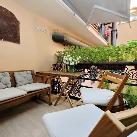 Apartment On The Steps *