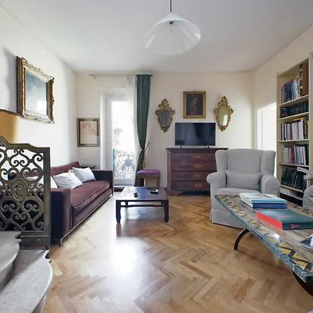 Apartment On The Steps *