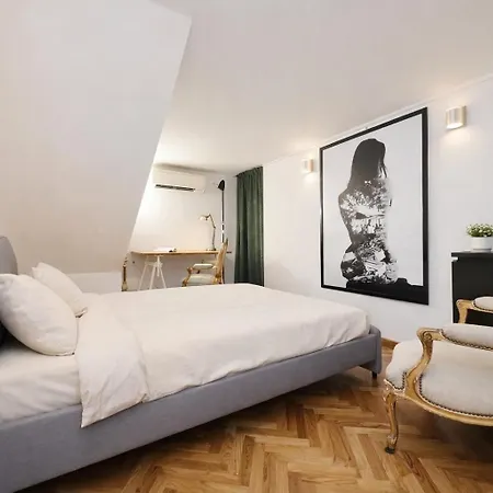 Apartment On The Steps